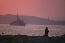 Pêcheur à la ligne, à Marseille. © Guillaume Plisson / Plisson La Trinité / AA01091 - Photo Galleries - Ground shot
