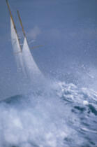 Voilier derrière une vague. © Philip Plisson / Plisson La Trinité / AA01164 - Photo Galleries - Rough weather