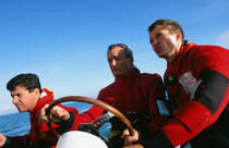 Jean Le Cam, Eric Tabarly et Alain Thébault à la barre de l'Hydroptère. © Philip Plisson / Plisson La Trinité / AA01181 - Nos reportages photos - Ciel bleu