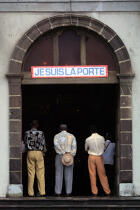 Devant l'église en Martinique. © Philip Plisson / Plisson La Trinité / AA01213 - Nos reportages photos - Eglise