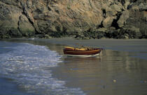 Barque échouée sur une plage. © Philip Plisson / Plisson La Trinité / AA01231 - Photo Galleries - Beach