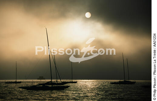Bateaux au mouillage. - © Philip Plisson / Plisson La Trinité / AA01234 - Nos reportages photos - Croisière