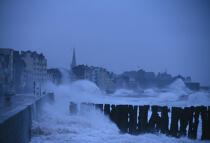 Tempête à Saint Malo sur Le Sillon. © Guillaume Plisson / Plisson La Trinité / AA01302 - Nos reportages photos - Ille-et-Vilaine