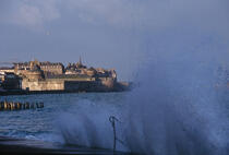 Eclat de vague sur Saint Malo. © Philip Plisson / Plisson La Trinité / AA01311 - Photo Galleries - Site of Interest [35]