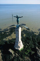 Monument aux morts en bord de mer, Saint Nazaire. © Philip Plisson / Plisson La Trinité / AA01313 - Nos reportages photos - Ville [44]