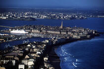 Vue aérienne de Saint-Malo. © Philip Plisson / Plisson La Trinité / AA01380 - Nos reportages photos - Port