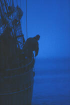 Caboteur irlandais croisé au petit matin à la sortie de Port-Rhu © Philip Plisson / Plisson La Trinité / AA01480 - Nos reportages photos - Métier