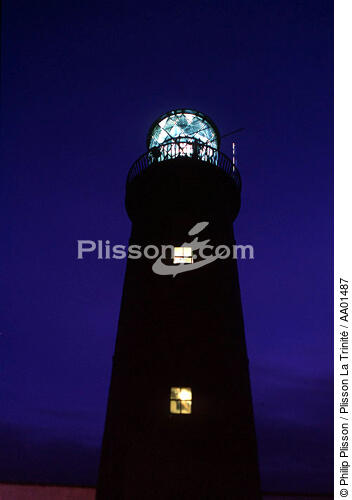 Phare irlandais, la nuit. - © Philip Plisson / Plisson La Trinité / AA01487 - Nos reportages photos - Signalisation maritime
