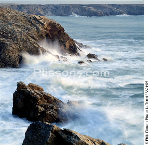 Mer en mouvement sur la côte sauvage. - © Philip Plisson / Plisson La Trinité / AA01493 - Photo Galleries - Wild coast