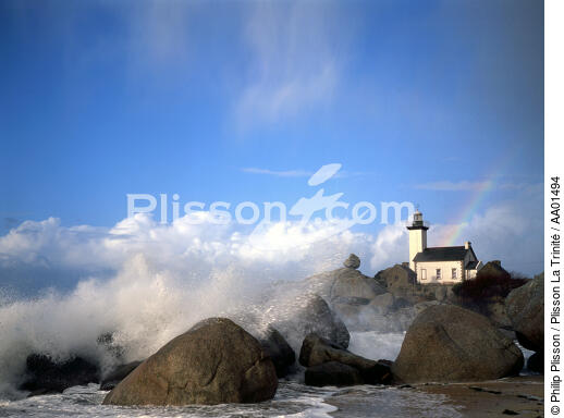 Pontusval lighthouse in Brignogan - © Philip Plisson / Plisson La Trinité / AA01494 - Photo Galleries - Rainbow