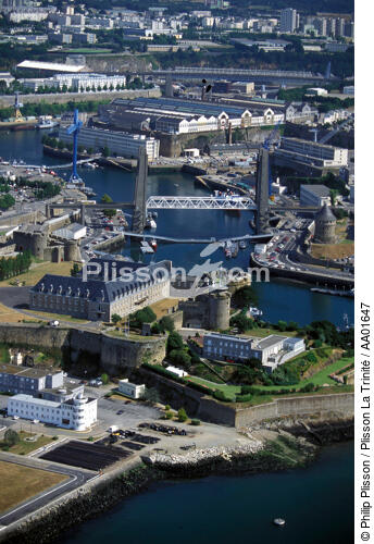 Le pont de Recouvrance à Brest. - © Philip Plisson / Plisson La Trinité / AA01647 - Photo Galleries - Maritime activity