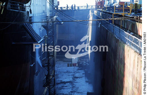 Cargo en construction à Brest. - © Philip Plisson / Plisson La Trinité / AA01651 - Photo Galleries - Maritime activity