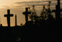 Cimetière de Sein en contre-jour. © Philip Plisson / Plisson La Trinité / AA01730 - Nos reportages photos - Monument religieux