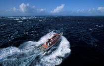 Le canot de l'ile Molène à toute vitesse. © Philip Plisson / Plisson La Trinité / AA01778 - Photo Galleries - Sea Rescue