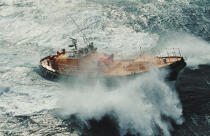 Le canot d'Ouessant dans une vague. © Philip Plisson / Plisson La Trinité / AA01779 - Nos reportages photos - Bretagne