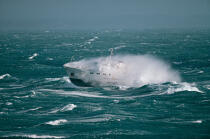 Le Fromveur dans une vague. © Philip Plisson / Plisson La Trinité / AA01796 - Nos reportages photos - Gros temps