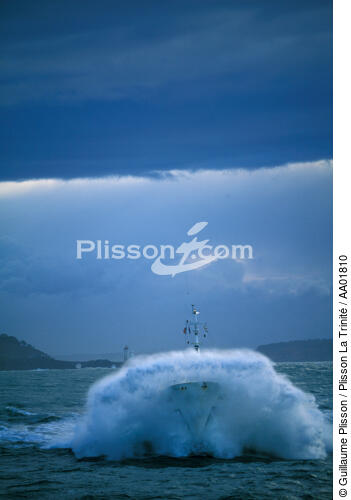 Le Enez Eussa dans une vague. - © Guillaume Plisson / Plisson La Trinité / AA01810 - Photo Galleries - Mail boat