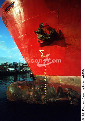 Etrave d'un cargo à Brest. - © Philip Plisson / Plisson La Trinité / AA01821 - Nos reportages photos - Transport maritime