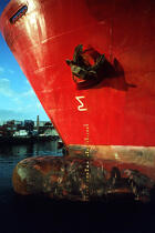 Etrave d'un cargo à Brest. © Philip Plisson / Plisson La Trinité / AA01821 - Photo Galleries - Maritime activity