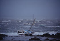 Echouage pendant la tempête de 1996. © Philip Plisson / Plisson La Trinité / AA01830 - Nos reportages photos - Cimetière marin