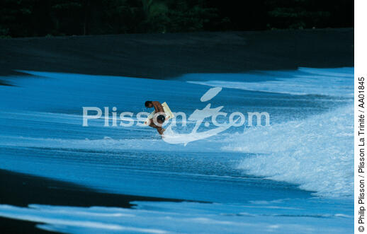 Surfeur à Tahiti. - © Philip Plisson / Plisson La Trinité / AA01845 - Nos reportages photos - Surf