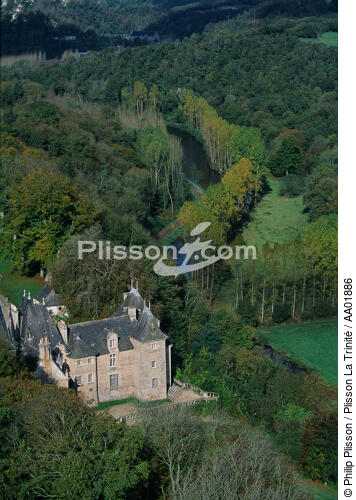 Château près du Canal de la Rance. - © Philip Plisson / Plisson La Trinité / AA01886 - Photo Galleries - Rance [The]