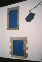 volets fermés d'une maison trinitaine. © Philip Plisson / Plisson La Trinité / AA01942 - Nos reportages photos - Fenêtre
