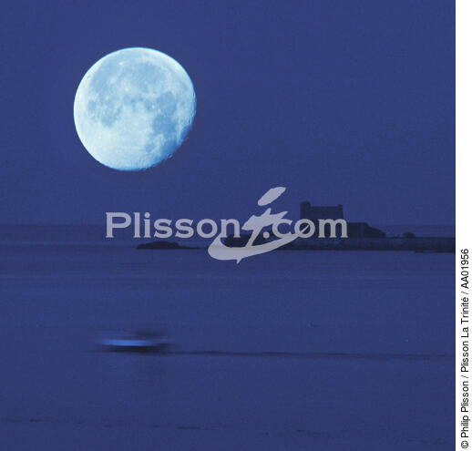 Maison du douanier, Pointe de Kerbihan. - © Philip Plisson / Plisson La Trinité / AA01956 - Nos reportages photos - Pleine lune