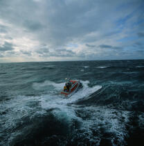 Canot de l'ile de Molène. © Philip Plisson / Plisson La Trinité / AA01975 - Nos reportages photos - Gros temps