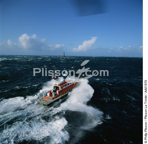Le canot de sauvetage de Molène. - © Philip Plisson / Plisson La Trinité / AA01976 - Nos reportages photos - Mer d'Iroise