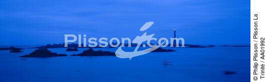 L'île Vierge de nuit. - © Philip Plisson / Plisson La Trinité / AA01992 - Nos reportages photos - Panoramique horizontal