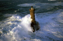 Vague sur le phare du Four. © Guillaume Plisson / Plisson La Trinité / AA02007 - Nos reportages photos - Signalisation maritime