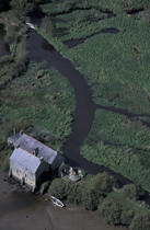 Moulin à marée en rivière d'Etel. © Philip Plisson / Plisson La Trinité / AA02084 - Nos reportages photos - Vertical