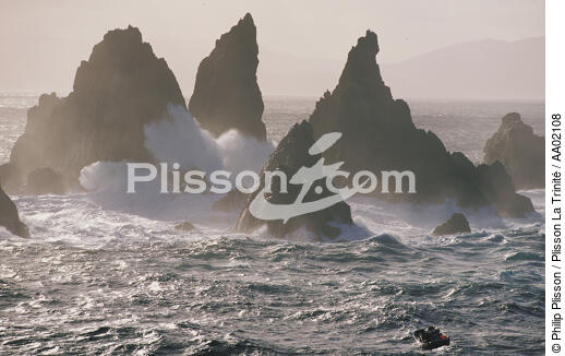 Fishing near the lighthouse Cabo Ortegal during the storm. - © Philip Plisson / Plisson La Trinité / AA02108 - Photo Galleries - Fishermen of the world