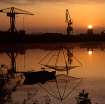 Coucher de soleil sur la Loire. © Philip Plisson / Plisson La Trinité / AA02161 - Photo Galleries - Fishing equipment
