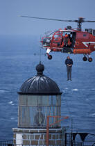 Relève de phare sur Ar-Men. © Philip Plisson / Plisson La Trinité / AA02208 - Photo Galleries - Lighthouse