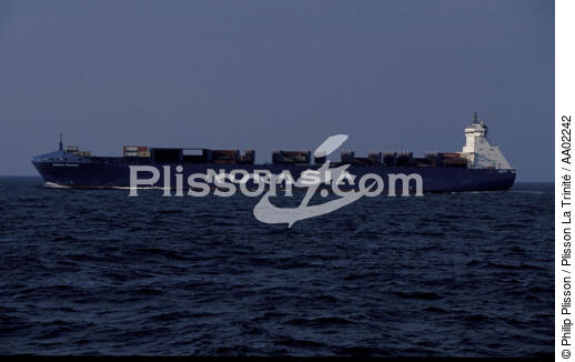 Le porte-conteneur Norasia. - © Philip Plisson / Plisson La Trinité / AA02242 - Nos reportages photos - Porte-conteneurs, la démesure