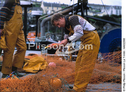 Pêcheur réparant son filet à Ballycotton. - © Philip Plisson / Plisson La Trinité / AA02268 - Photo Galleries - Mender