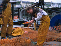 Pêcheur réparant son filet à Ballycotton. © Philip Plisson / Plisson La Trinité / AA02268 - Nos reportages photos - Pêcheur