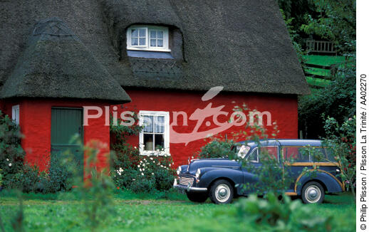 A car in front a red cottage in Ballycotton. - © Philip Plisson / Plisson La Trinité / AA02270 - Photo Galleries - Ireland, the green island