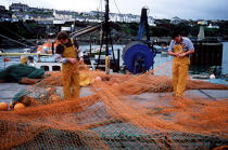 Pêcheur réparant leur filet sur le port de Ballycotton. © Philip Plisson / Plisson La Trinité / AA02272 - Nos reportages photos - Irlande, l'île verte