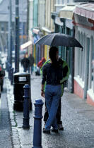 Sous un parapluie à Cobh. © Philip Plisson / Plisson La Trinité / AA02280 - Nos reportages photos - Ville [Irl]