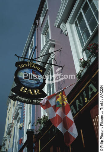 Enseigne d'un pub à Cobh. - © Philip Plisson / Plisson La Trinité / AA02291 - Photo Galleries - Sign