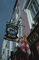 Enseigne d'un pub à Cobh. © Philip Plisson / Plisson La Trinité / AA02291 - Photo Galleries - Town [Ire]