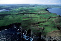 Vue aérienne d'un paysage irlandais. © Philip Plisson / Plisson La Trinité / AA02312 - Nos reportages photos - Côte sauvage