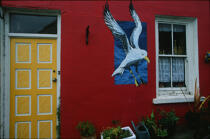Peinture sur le mur d'une maison à Eyeries. © Philip Plisson / Plisson La Trinité / AA02352 - Nos reportages photos - Fenêtre