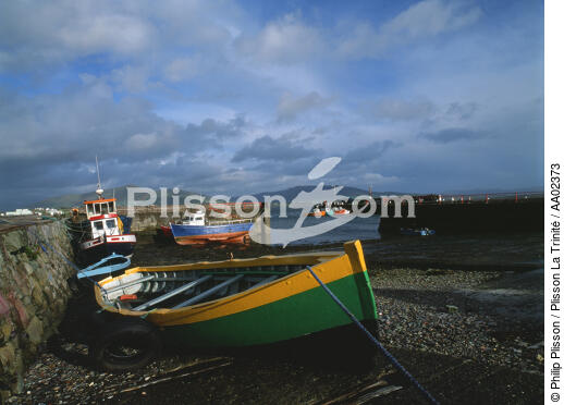 Bateaux dans un port à marée basse. - © Philip Plisson / Plisson La Trinité / AA02373 - Nos reportages photos - Pays étranger