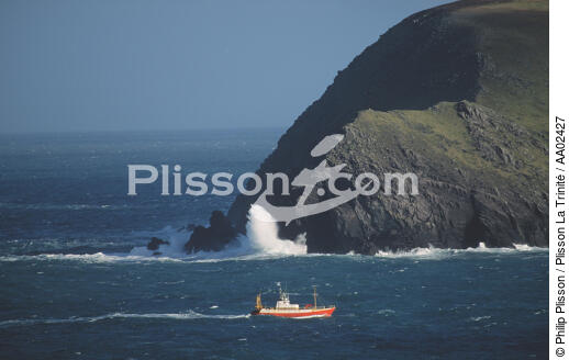 Bateau de pêche devant l'île d'Inishtearagh de l'archipel des Blasket. - © Philip Plisson / Plisson La Trinité / AA02427 - Nos reportages photos - Irlande, l'île verte