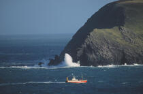 Bateau de pêche devant l'île d'Inishtearagh de l'archipel des Blasket. © Philip Plisson / Plisson La Trinité / AA02427 - Nos reportages photos - Irlande