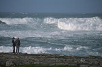 Personnages devant une mer agitée. © Philip Plisson / Plisson La Trinité / AA02431 - Nos reportages photos - Irlande
